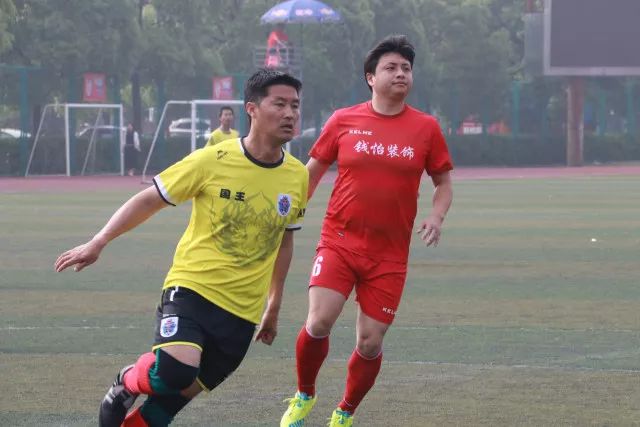 麦克罗伊卫冕大师赛道路曲折 两度被反超两杆